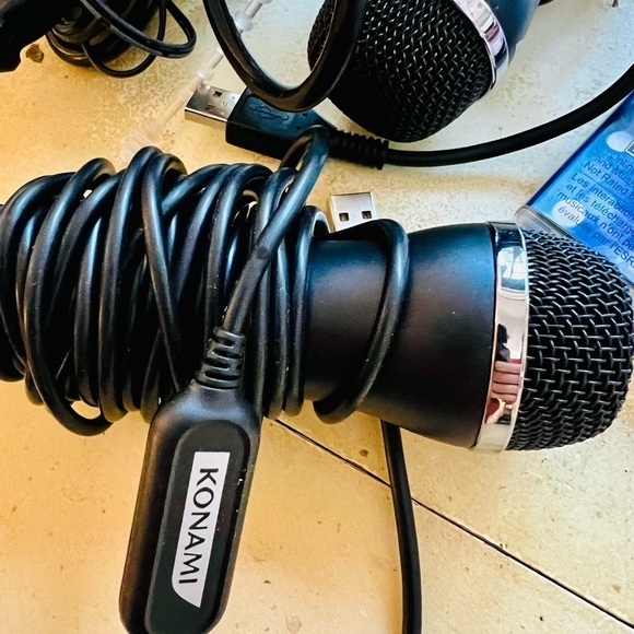 PS3 Karaoke Revolution and KONAMI mics - Picture 3 of 4